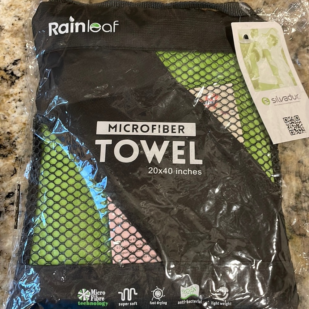 Rainleaf Microfiber Towel 20x40 microfiber towel. New